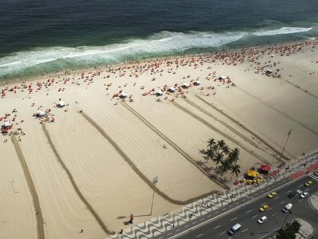 Pé na areia quente